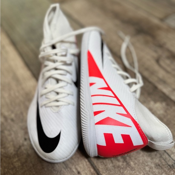 Nike Jr. Mercurial Superfly 9 Club IC Crimson/White/Black Indoor/Court High Tops - Picture 1 of 15